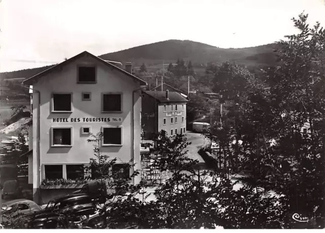Ancienne photo en noir et blanc de l’Hôtel des Touristes à Vollore-Montagne, établissement historique au cœur du Livradois-Forez en Auvergne.
