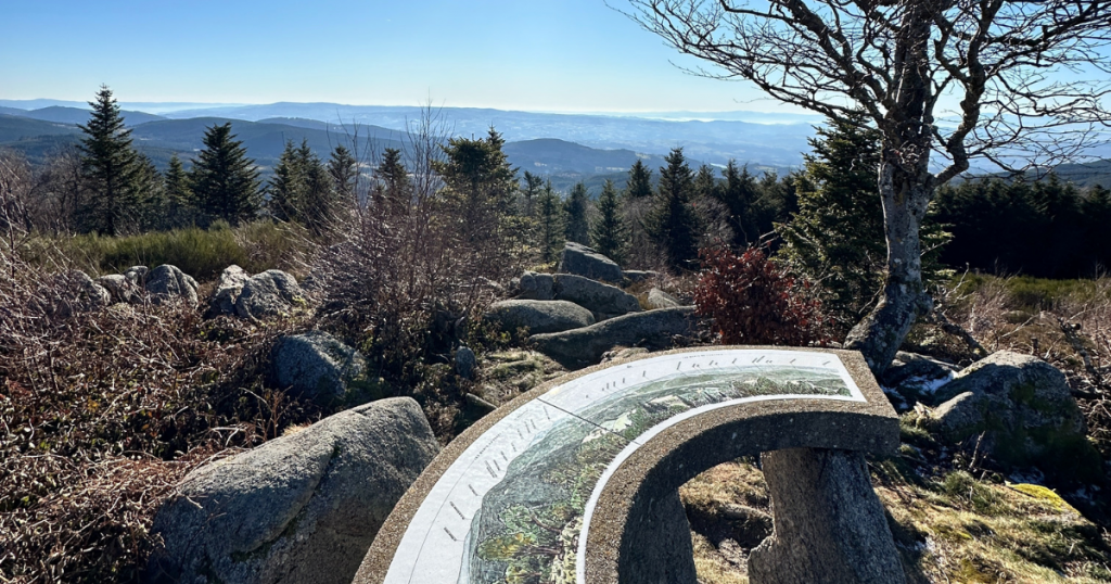 Table d’orientation à Pierre Pamole, point de vue panoramique de Vollore-Montagne dans le Parc Livradois-Forez en Auvergne.