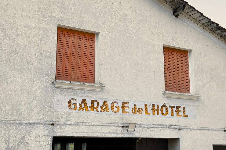 Garage fermé de l’Hôtel des Touristes à Vollore-Montagne – accueil motards et cyclistes avec espace sécurisé et services dédiés.