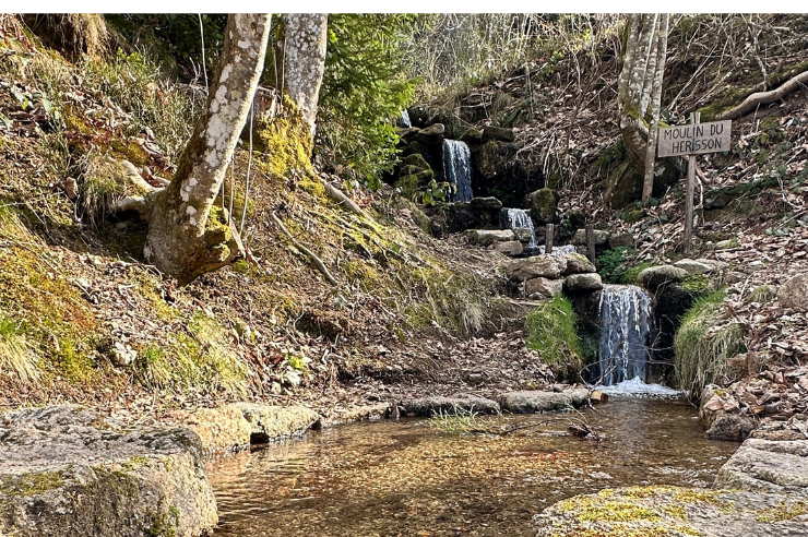 Fontaine du Moulin du Hérisson à Vollore-Montagne – site naturel du Parc Livradois-Forez près de l’Hôtel des Touristes en Auvergne.