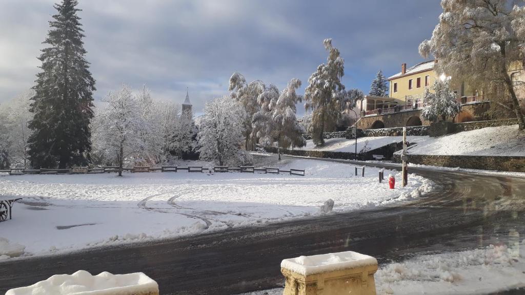 Vue hivernale depuis le restaurant de l’Hôtel des Touristes à Vollore-Montagne – village enneigé au cœur du Parc Livradois-Forez en Auvergne.