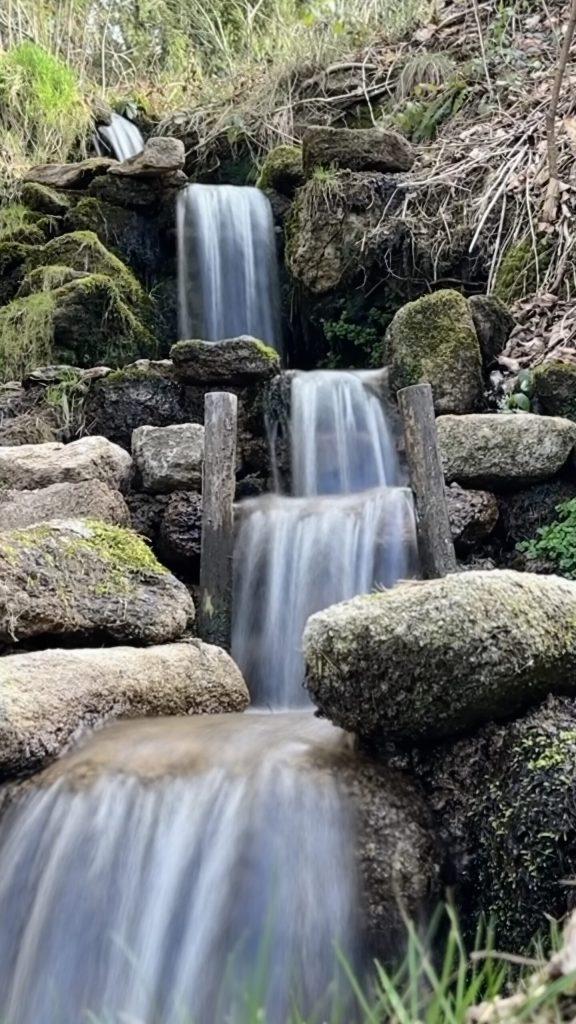 Fontaine du Hérisson à Vollore-Montagne – cascade et source naturelle dans le Parc Livradois-Forez en Auvergne.