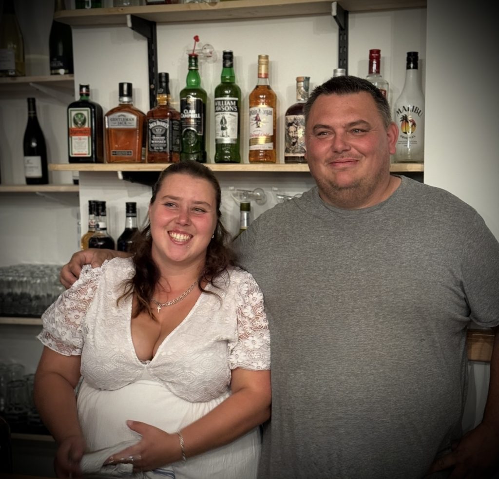 Lucie et Robin, gérants de l’Hôtel des Touristes à Vollore-Montagne, accueillent avec le sourire au bar.