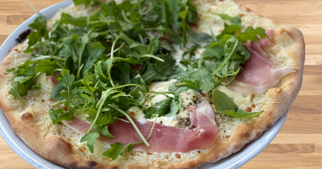 Pizzas artisanales garnies d’ingrédients frais et locaux, servies à l’Hôtel des Touristes à Vollore-Montagne dans le Livradois-Forez.