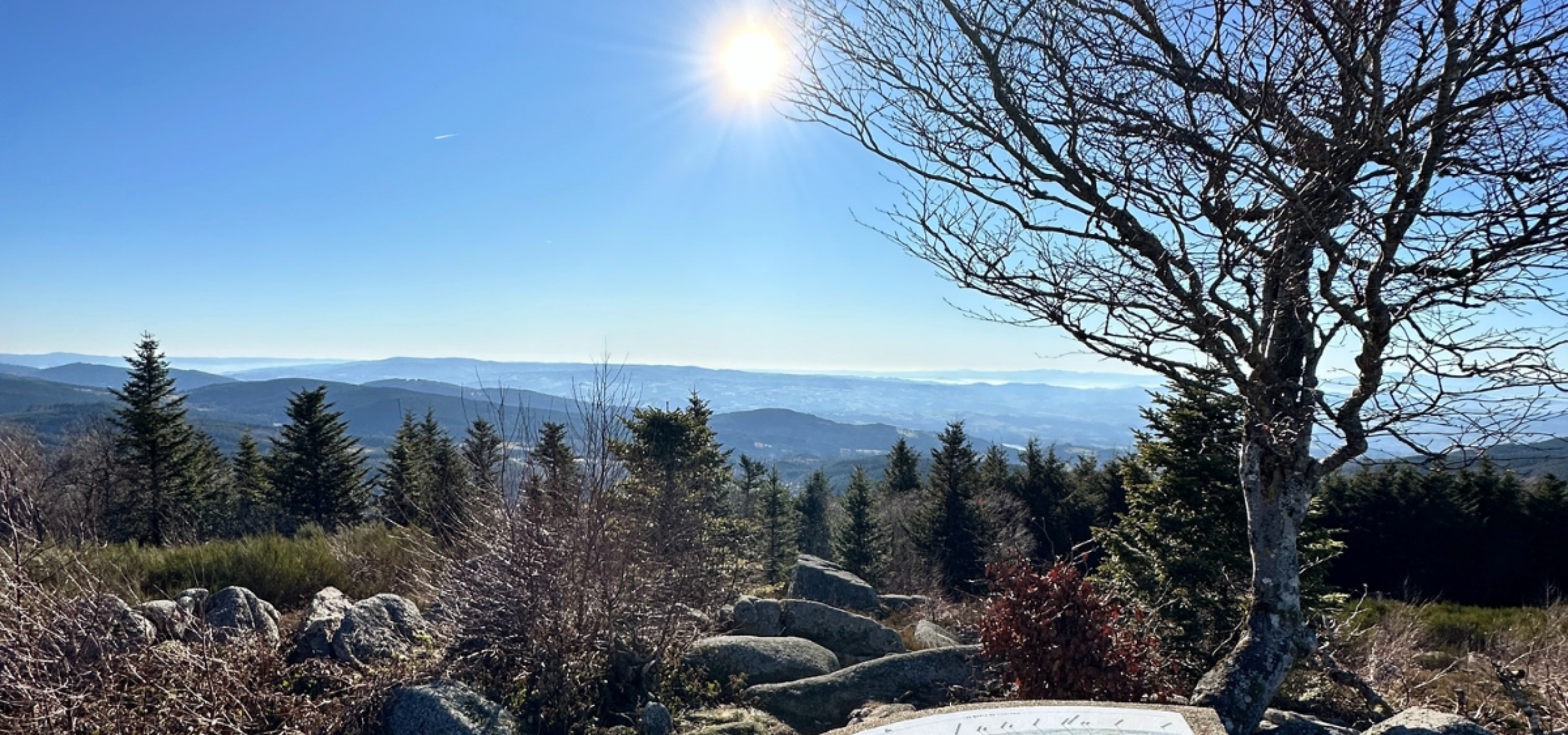 Panorama depuis le site de Pierre Pamole à Vollore-Montagne, vue sur les montagnes du Livradois-Forez en Auvergne, près de l’Hôtel des Touristes.