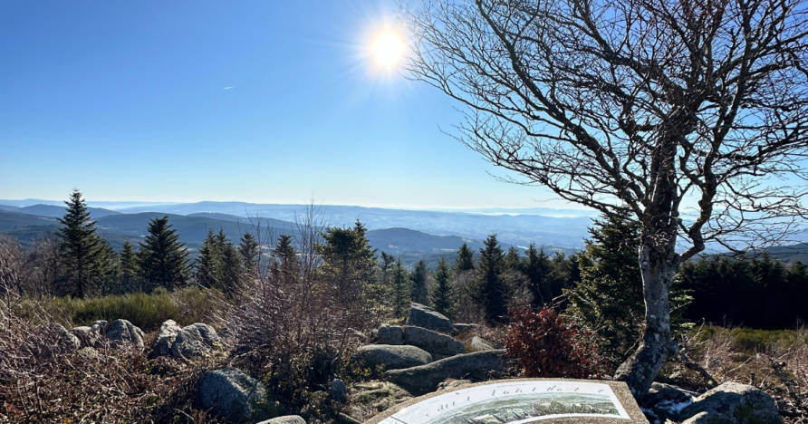 Panorama depuis le site de Pierre Pamole à Vollore-Montagne, vue sur les montagnes du Livradois-Forez en Auvergne, près de l’Hôtel des Touristes.